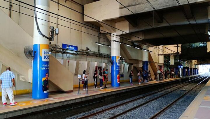 馬尼拉地鐵站廣告